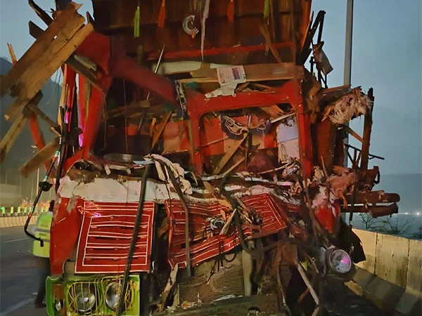 Mumbai Pune Highway Accident : मुंबई-aपुणे एक्सप्रेसवे पर हुआ भीषण एक्सीडेंट, 3 की मौके पर मौत, 8 घायल