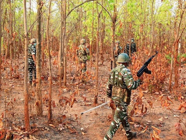 Naxal Attack : नक्सलियों और सुरक्षा बलों के बीच गोलीबारी के बाद एक और नक्सली का शव बरामद