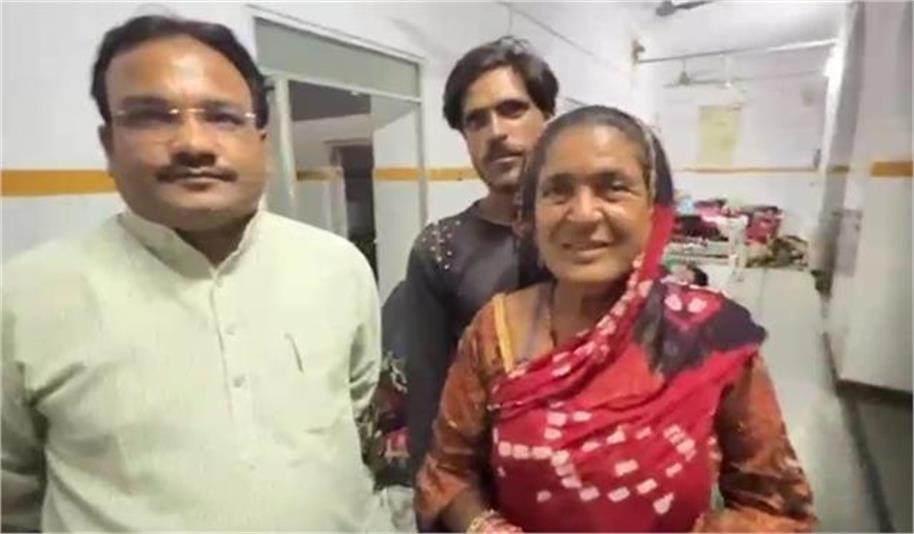 Shameful Incident : प्रसव पीड़ा से तड़प रही महिला को डॉक्टर ने जिला अस्पताल से निकला बहार, महिला ने सड़क पर दिया बच्चे को जन्म