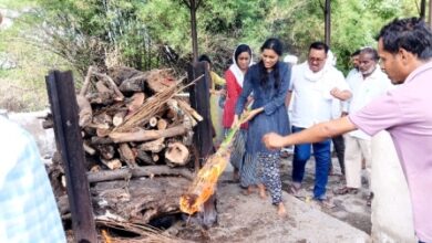 Betul Samachar : बेटियों ने दी मुखाग्नि तो नम हो उठी हर किसी की आंखें