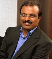 Success Story : 10वीं पास बेटे ने बंद हो रही पिता की कंपनी से 800 दुकानों में 2,500 लोगों को दिया रोजगार, जानें कैसे किया ये कमाल 