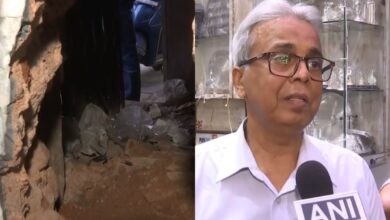 Theft in Jewelery Shop : दिल्ली में चोर हुए बेखौफ, ज्वेलरी दुकान की दीवार में छेद कर ले उड़े एक लाख रुपये नकद