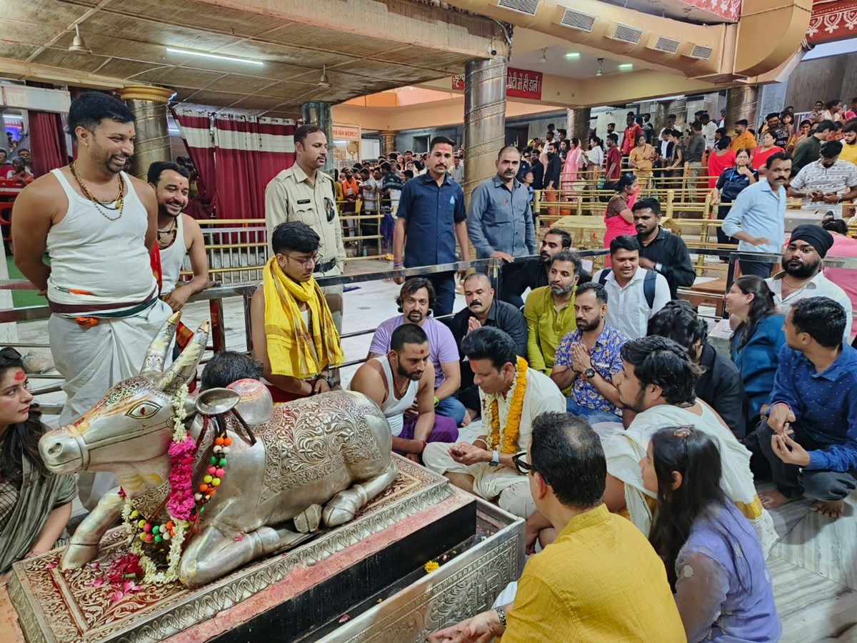 Mahakal Temple : फिल्म अभिनेता मनोज बाजपेयी पहुंचे उज्जैन, महाकाल के दर्शन कर की भस्म आरती