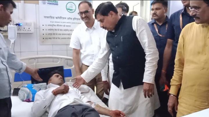 CM Mohan Yadav Meet Injured BSF Soldiers : दतिया हादसे में घायल बीएसएफ जवानों से मिलने पहुंचे सीएम मोहन यादव