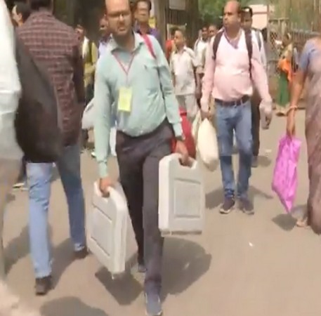 Lok Sabha Chunav 2024 : कर्मचारियों की बल्ले-बल्ले, मतदान केंद्रों से वापस लौटने से पहले खातों में पहुंचा मानदेय