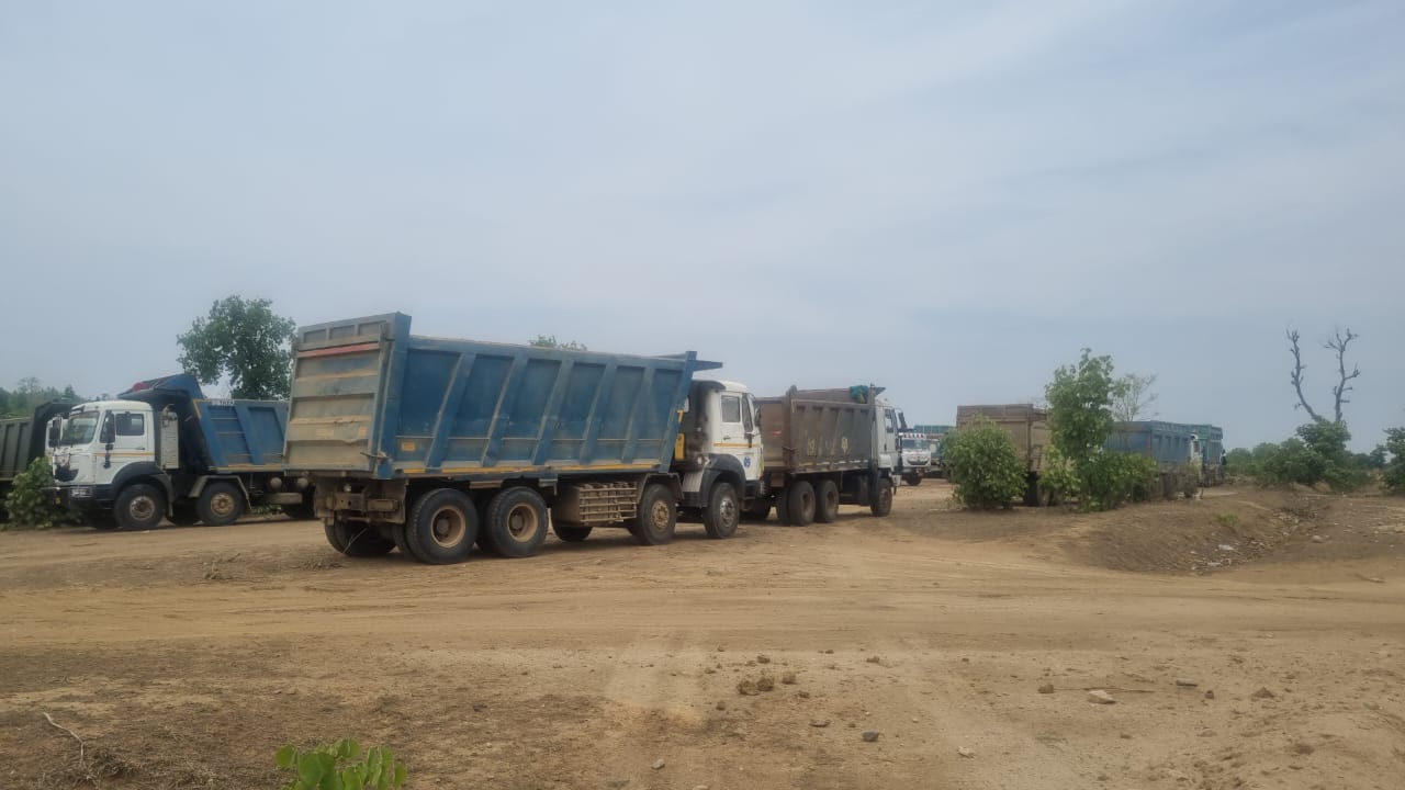 Big Action : बड़ी कार्रवाई... 20 करोड़ की रेत, 31 डंपर, 8 पोकलेन जब्त, एक पर FIR