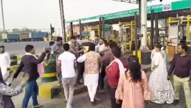 Unnao Viral Video : टोल प्लाजा कर्मियों और बारातियों के बीच मारपीट का वीडियो, सोशल मीडिया पर हुआ तेजी से वायरल