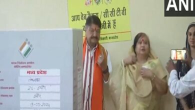MP Loksabha Election 2024 : एमपी के मंत्री कैलाश विजयवर्गीय ने इंदौर में परिवार के साथ डाला वोट