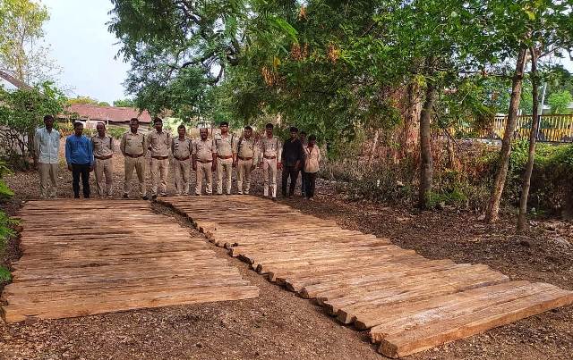 Betul Forest News : महाराष्ट्र सीमा और वाहन से अवैध सागौन का जखीरा जब्त