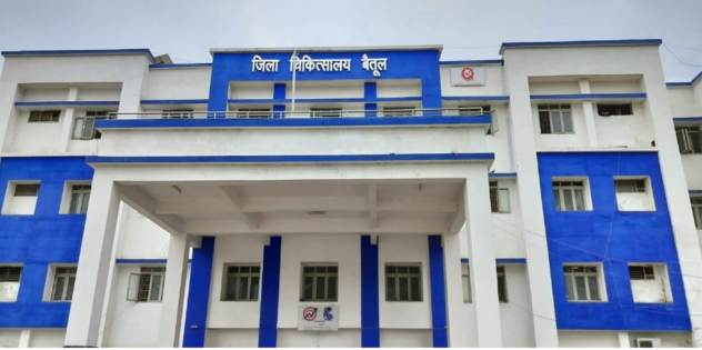 District Hospital Betul : डॉक्टर की फोटो दिखा-दिखा कर युवक ने अस्पताल में मांगी भीख