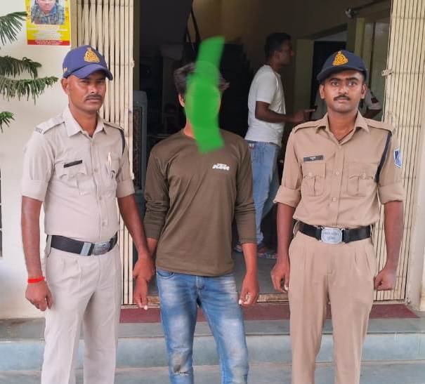 Bike Chor Girftar : पुलिस को देख कर भागा, पकड़ा तो निकला वाहन चोर, 5 बाइक जब्त