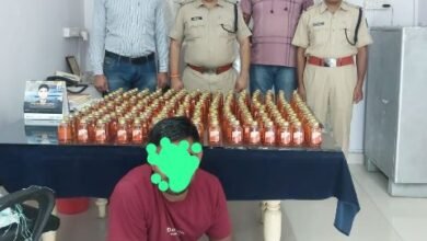Railway News : ट्रेन से ले जा रहा था 225 बोतल शराब, आरपीएफ ने दबोचा