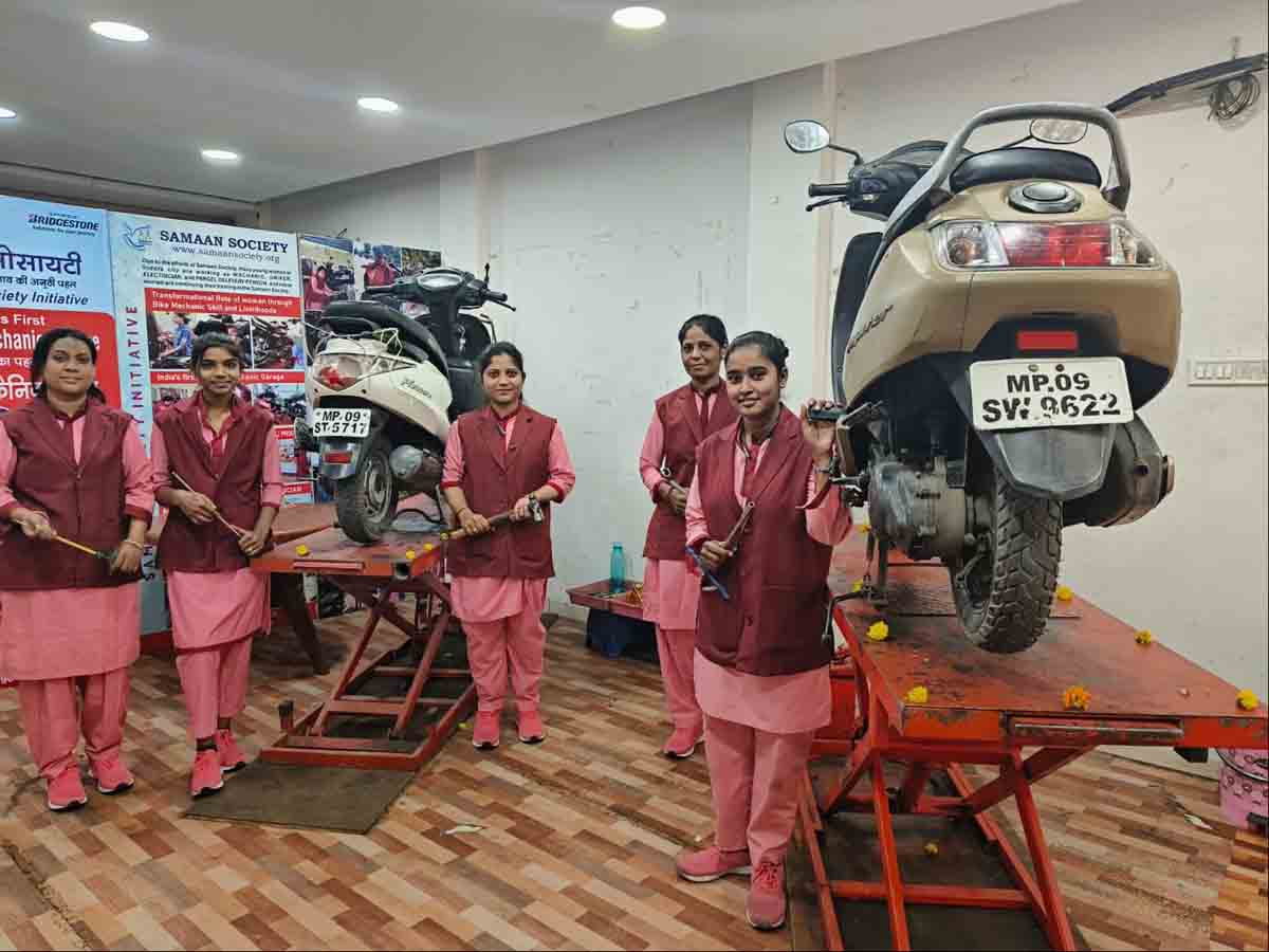 Indore News : यहां महिलाएं चला रहीें मैकेनिक गैरेज, सशक्तिकरण की बनी मिसाल