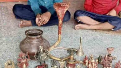 Betul News : तालाब में मिली देवी-देवताओं और प्रतीकों से भरी बोरी