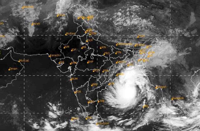 Rain Alert : आगे बढ़ रहा चक्रवाती तूफान दाना, इन राज्यों में आज भारी वर्षा