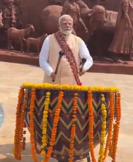 PM Modi Plays Nangara : पीएम नरेंद्र मोदी ने बजाया 'नंगारा', वीडियो वायरल