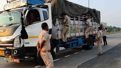 गोवंश तस्करी की सूचना पर पुलिस ने ट्रक घेरा, भीतर भरी थी बकरियां