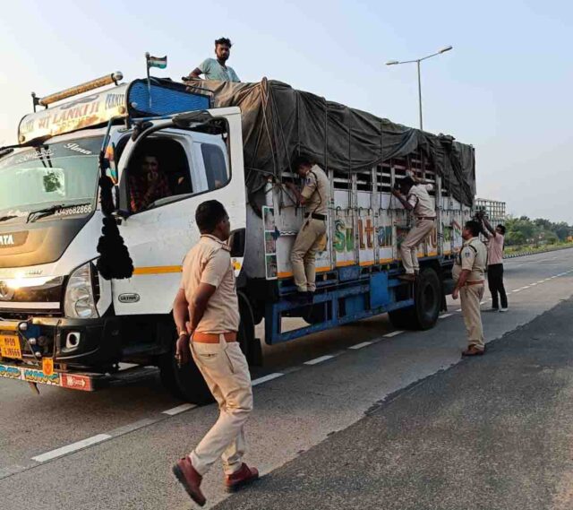 गोवंश तस्करी की सूचना पर पुलिस ने ट्रक घेरा, भीतर भरी थी बकरियां