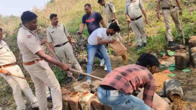 Police Action : अवैध महुआ शराब निर्माण पर पुलिस का बड़ा एक्शन