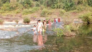 Baraling Mela 2024 : बारालिंग में काई से सने पत्थरों से लड़खड़ाते हुए ताप्ती नदी पार करेंगे श्रद्धालु