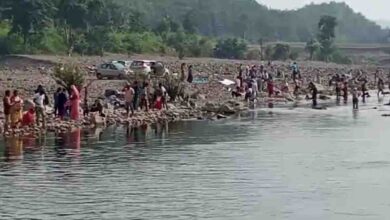 bhai dooj 2024 : भाई-बहनों ने ताप्ती में भाई दूज पर साथ लगाई डूबकी