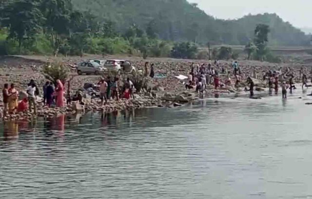 bhai dooj 2024 : भाई-बहनों ने ताप्ती में भाई दूज पर साथ लगाई डूबकी