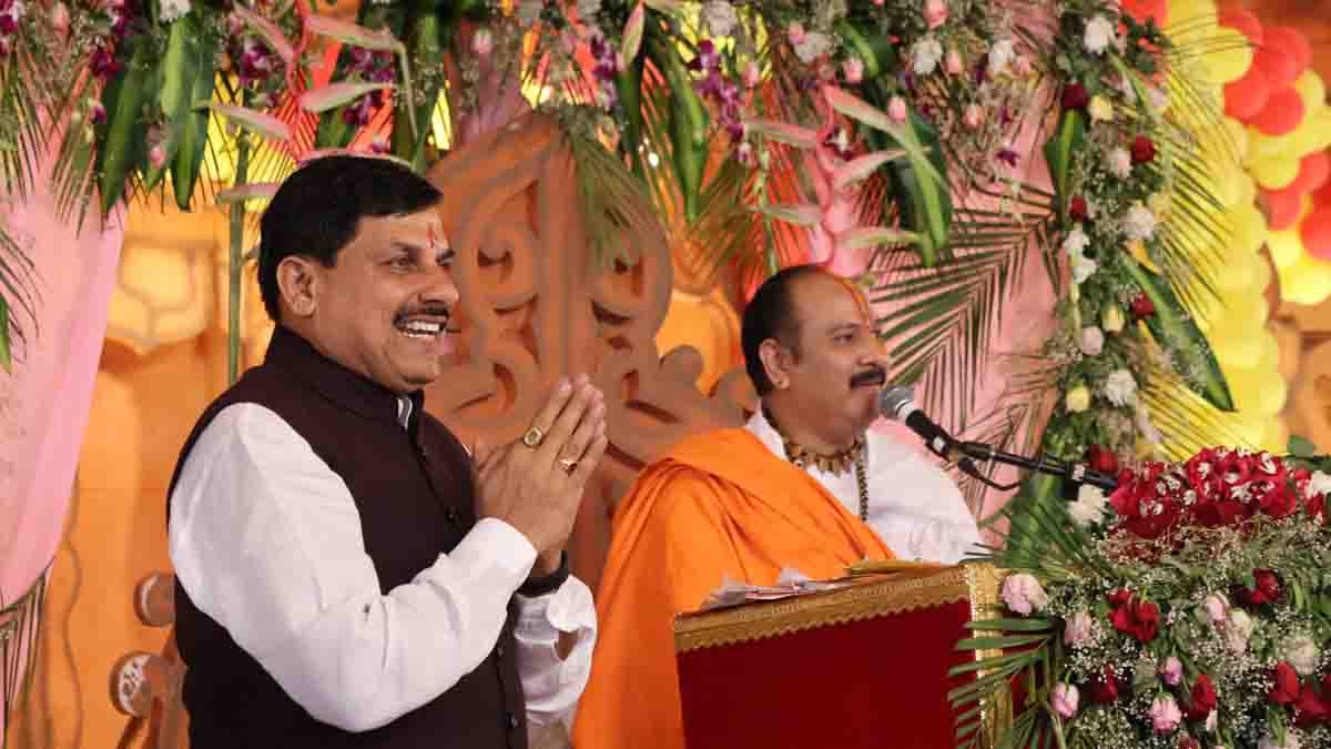 Rudraksha Mahotsav 2025: कुबेरेश्वर धाम सीहोर में आयोजित रुद्राक्ष महोत्सव में शामिल हुए मुख्यमंत्री मोहन यादव