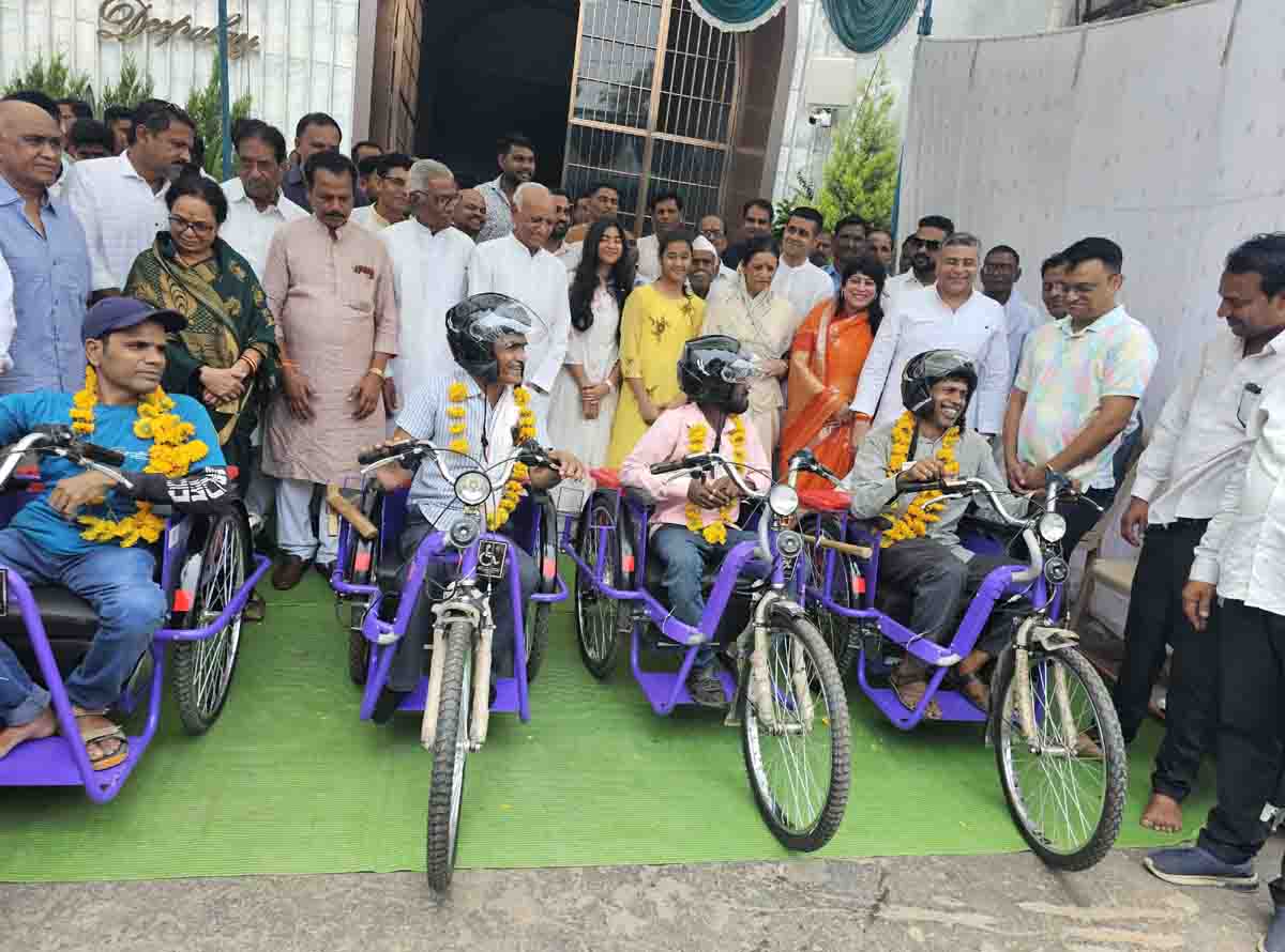 Betul Samachar: स्वर्गीय विनोद डागा की स्मृति में बांटी मोटराइज्ड ट्राइसिकल, सेवा के संकल्प के साथ दी श्रद्धांजलि