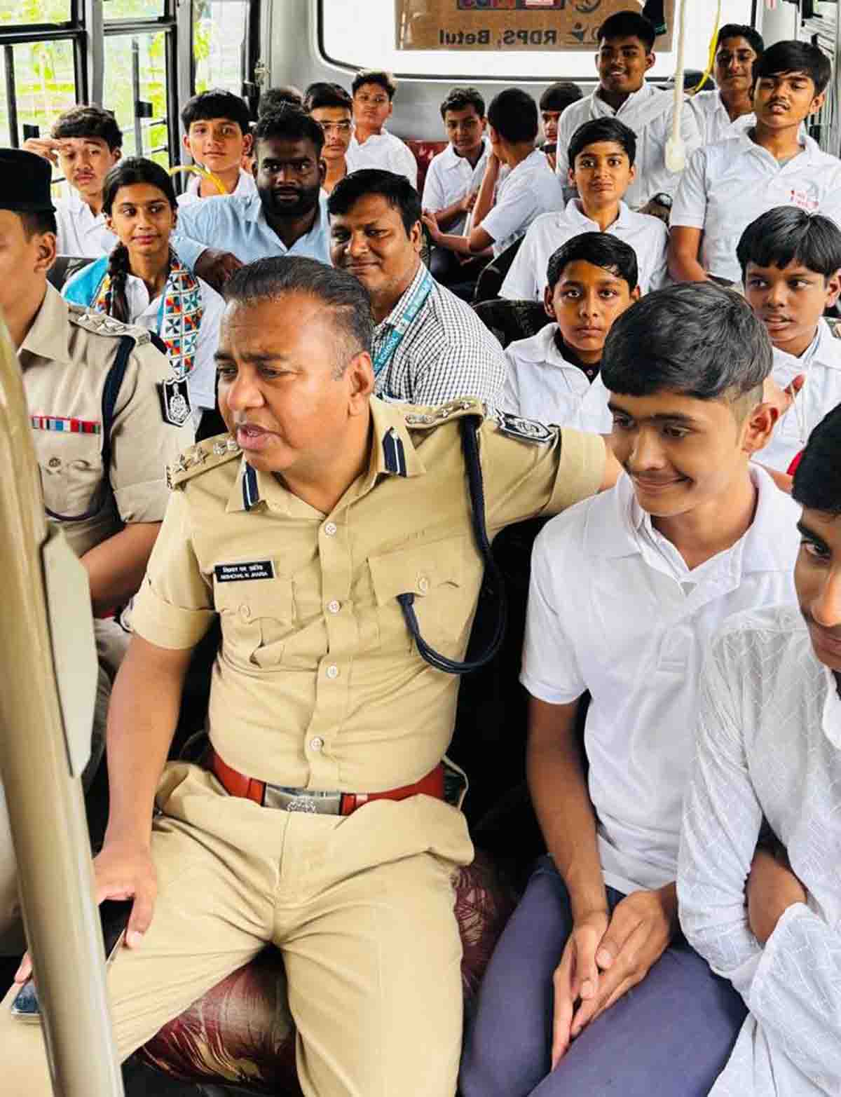 Safety Awareness Betul: बैतूल में एसपी ने की स्कूल बस से यात्रा, बच्चों को दी सुरक्षा की सीख