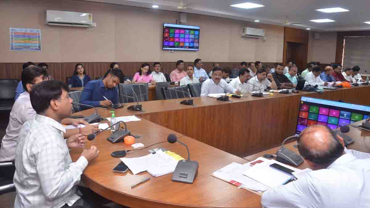 Betul BEO Salary Cut: सभी बीईओ का कटेगा 7 दिनों का वेतन, छात्रों के कम नामांकन पर कलेक्टर खफा