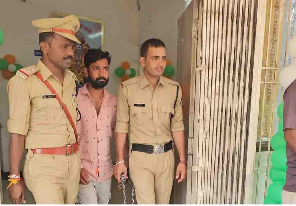 Betul Liquor Smuggling: हाईवे पर शराब तस्कर गिरफ्तार: 261 लीटर अवैध शराब जब्त, टोल बैरियर तोड़ा