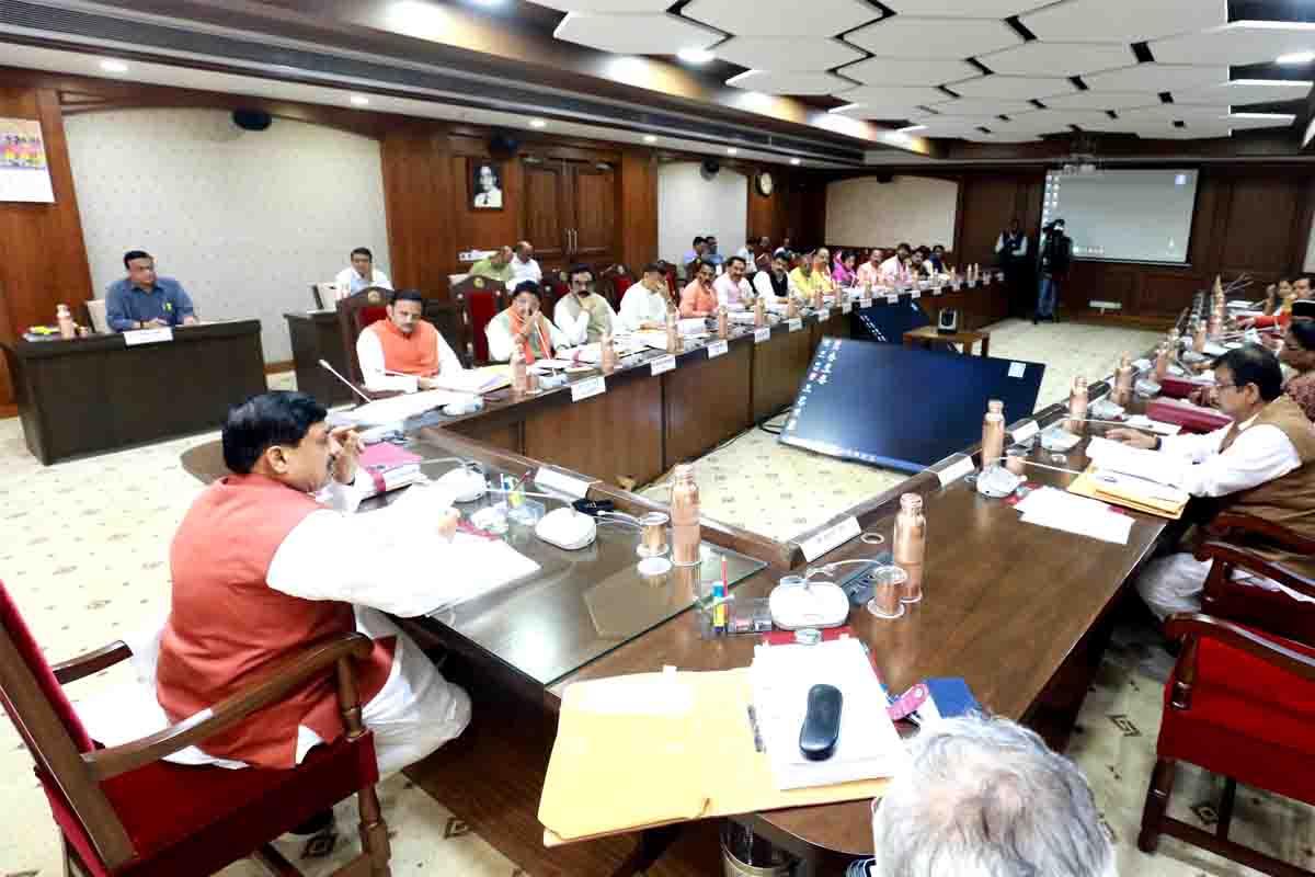 MP Cabinet Meeting Decisions: भोपाल में बनेगा इलेक्ट्रॉनिक मैन्युफैक्चरिंग क्लस्टर, 5 नए आयुर्वेद कॉलेज और बदले छुट्टी नियम