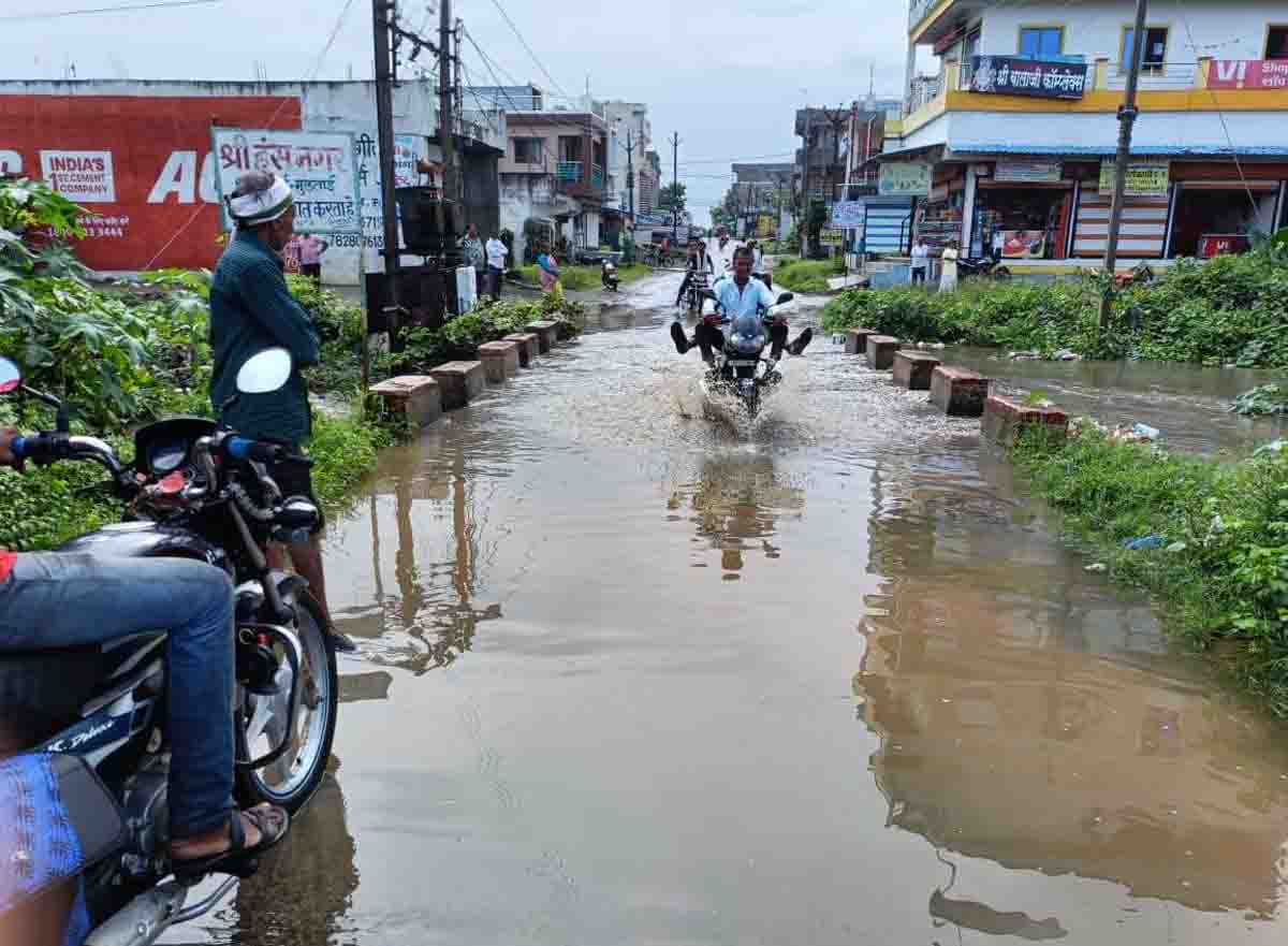 Mulatai News Today: नाले की पुलिया पर खतरा: पानी के तेज बहाव में जान जोखिम में डालकर गुजर रहे लोग