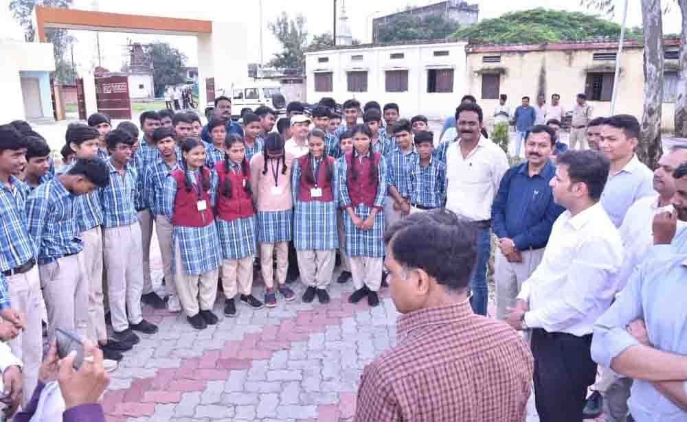 इस समाचार के लिए एसईओ, डिस्कवर फ्रेंडली और क्लिकेबल हेडिंग हिंदी में
फोकस कीवर्ड अंग्रेजी में
डिस्कवर फ्रेंडली टैग्स अंग्रेजी में (लॉन्ग और शॉर्ट दोनों)
यूआरएल अंग्रेजी में 70 कैरेक्टर फोकस कीवर्ड सहित
मेटा डिस्क्रिप्शन 160 कैरेक्ट में और फोकस कीवर्ड सहित हिन्दी मेंकमिश्नर की सख्त हिदायत- मरीजों के लिए बाहर से न बुलवाएं दवाइयां, किया औचक निरीक्षणनर्मदापुरम संभागायुक्त कृष्ण गोपाल तिवारी ने गुरुवार को बैतूल जिले का सघन भ्रमण कर सेवा पखवाड़ा अभियान के तहत संचालित विभिन्न गतिविधियों का निरीक्षण किया। इस दौरान कलेक्टर बैतूल नरेन्द्र कुमार सूर्यवंशी, सीईओ जिला पंचायत अक्षत जैन सहित संबंधित अधिकारी और जनप्रतिनिधि उपस्थित रहे।सबसे पहले संभागायुक्त श्री तिवारी ने चिचोली जनपद के ग्राम मलाजपुर पहुंचकर यहां ग्रामीणों से आत्मीय चर्चा की और स्वच्छता ही सेवा कार्यक्रम के तहत यहां उप स्वास्थ्य केंद्र मलाजपुर में आयोजित एक दिन, एक घंटा, एक साथ गतिविधि में शामिल हुए। उन्होंने यहां उप स्वास्थ्य केंद्र मलाजपुर के परिसर में पौधरोपण कर पर्यावरण संरक्षण का संदेश भी दिया।समय पर खोले जाएं स्कूलउन्होंने ग्रामीणों से ग्राम में नल जल योजना के क्रियान्वयन, उप स्वास्थ्य केंद्र, आंगनवाड़ियों और स्कूलों के संचालन की जानकारी लीं। जिसमें ग्रामीणों द्वारा बताया गया कि आंगनवाड़ी और स्वास्थ्य केंद्र समय पर खुलते हैं और सीएचओ, एएनएम केंद्र पर हमेशा मौजूद रहती हैं।उन्होंने स्कूल भी समय पर खोले जाने के संबंध में प्राचार्य को सख्त हिदायत दी। उन्होंने ग्रामीणों से संबल पंजीयन, पेंशन सहायता, पीएम आवास और आयुष्मान कार्ड के संबंध में जानकारी ली।चिचोली में स्वास्थ्य शिविर का निरीक्षणसंभागायुक्त श्री तिवारी ने इसके बाद सामुदायिक स्वास्थ्य केंद्र चिचोली में स्वस्थ नारी सशक्त परिवार अभियान के तहत आयोजित स्वास्थ्य शिविर का निरीक्षण किया। यहां उन्होंने महिला एवं बाल विकास विभाग द्वारा पोषण सप्ताह के तहत लगाई गई पोषण आहार प्रदर्शनी का जायजा भी लिया।उन्होंने आंगनवाड़ी कार्यकर्ताओं से कहा कि पोषण आहार के गुणों के संबंध में ग्रामीणों विशेषकर महिलाओं को अच्छे से जानकारी  दी जाएं। आंगनवाड़ी केंद्रों में भी दिए जाने वाले पोषण आहार गुणवत्तापूर्ण हो जिससे बच्चों की ऊंचाई, वजन में वृद्धि हो। इस दौरान उन्होंने स्वास्थ्य शिविर के संचालन और पंजीयन आदि के बारे में जानकारी लीं।सामुदायिक स्वास्थ्य केंद्र भीमपुर पहुंचेसंभागायुक्त श्री तिवारी ने कलेक्टर श्री सूर्यवंशी के साथ सामुदायिक स्वास्थ्य केंद्र भीमपुर का निरीक्षण कर यहां व्यवस्थाओं का जायजा लिया। उन्होंने यहां भर्ती मरीजों से चर्चा कर उनका स्वास्थ्य जाना। साथ ही चिकित्सकों से मरीजों की कराई गई जांचे और उपचार के बारे में भी जानकारी ली। उन्होंने यहां भर्ती आरती सरियाम, सुरेखा और रोशन यादव से चर्चा की।उन्होंने निर्देश दिए कि मरीजों को दवाइयों के लिए बाहर निजी मेडिकल स्टोर न जाना पड़े। अस्पताल में ही उन्हें दवाई उपलब्ध हो। मरीजों को चिकित्सकों और नर्सिंग स्टाफ की निगरानी में ही भोजन सामग्री दी जाएं। इस दौरान संभागायुक्त श्री तिवारी ने पोषण सप्ताह के तहत आयोजित प्रदर्शनी का निरीक्षण किया और अस्पताल आने वाले लोगों को पोषण आहार के संबंध में जानकारी देने के निर्देश दिए।भैंसदेही में मरीजों से की चर्चासंभागायुक्त श्री तिवारी ने सामुदायिक स्वास्थ्य केंद्र भैंसदेही का भी निरीक्षण किया और यहां उपलब्ध चिकित्सा स्टाफ और मरीजों को उपलब्ध होने वाली स्वास्थ्य सेवाओं के बारे में जानकारी ली। संभागायुक्त ने यहां मरीजों से चर्चा कर उनके स्वास्थ्य के बारे में भी जानकारी ली।उन्होंने यहां भर्ती गर्भवती महिला के बीपी की समस्या आने पर स्वास्थ्य अमले को निर्देशित किया सभी गर्भवती माताओं के सभी जांच शुरुआती दिनों में ही की जाएं। उनकी आवश्यक जांचे नियमित अंतरालों में कराते रहें। उन्होंने यहां नवजात बच्चों के जन्म प्रमाण पत्र भी उनकी माताओं को सौंपे।सांदीपनी स्कूल भैंसदेही में ली जानकारीसंभागायुक्त श्री तिवारी ने शासकीय सांदीपीन स्कूल भैंसदेही का निरीक्षण कर स्कूल के संचालन, स्टाफ और बच्चों की संख्या इत्यादि के बारे में जानकारी ली। उन्होंने एक पेड़ मां के नाम अभियान के तहत स्कूल परिसर में आम का पौधा लगाया।कक्षा 12 वीं के विद्यार्थियों से चर्चा की और सेवा पखवाड़ा अभियान के तहत आयोजित निबंध, रंगोली, पोस्टर इत्यादि गतिविधियों का निरीक्षण किया। निरीक्षण के दौरान संयुक्त आयुक्त जीसी दोहर, सीएमएचओ डॉ. मनोज हुरमाड़े, एसडीएम  अभिजीत सिंह, एसडीएम अजीत मेरावी सहित अन्य अधिकारी मौजूद रहे।