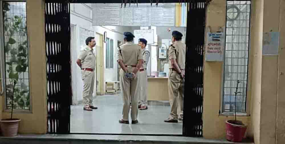 Betul SP Inspection: आधी रात को पुलिस थानों में पहुंचे एसपी वीरेंद्र जैन, औचक निरीक्षण में मिली यह स्थिति