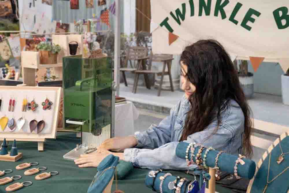 Work From Home for Women: महिलाएं घर बैठे शुरू कर सकती हैं यह 3 काम, हर महीने होगी 30 हजार तक कमाई