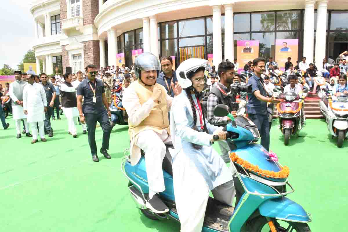 MP Free Scooty Yojana: एमपी में हजारों छात्र-छात्रों को मिली फ्री स्कूटी, अब कॉलेज की रह हुई आसान