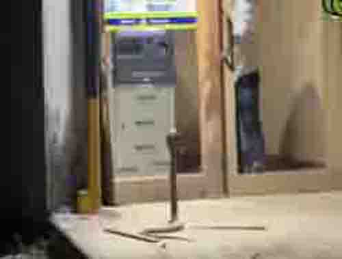 Naagin Viral Video: फन फैलाए नागिन करती रही एटीएम से शख्स के बाहर आने का इंतजार, रौंगटे खड़े कर देगा वीडियो