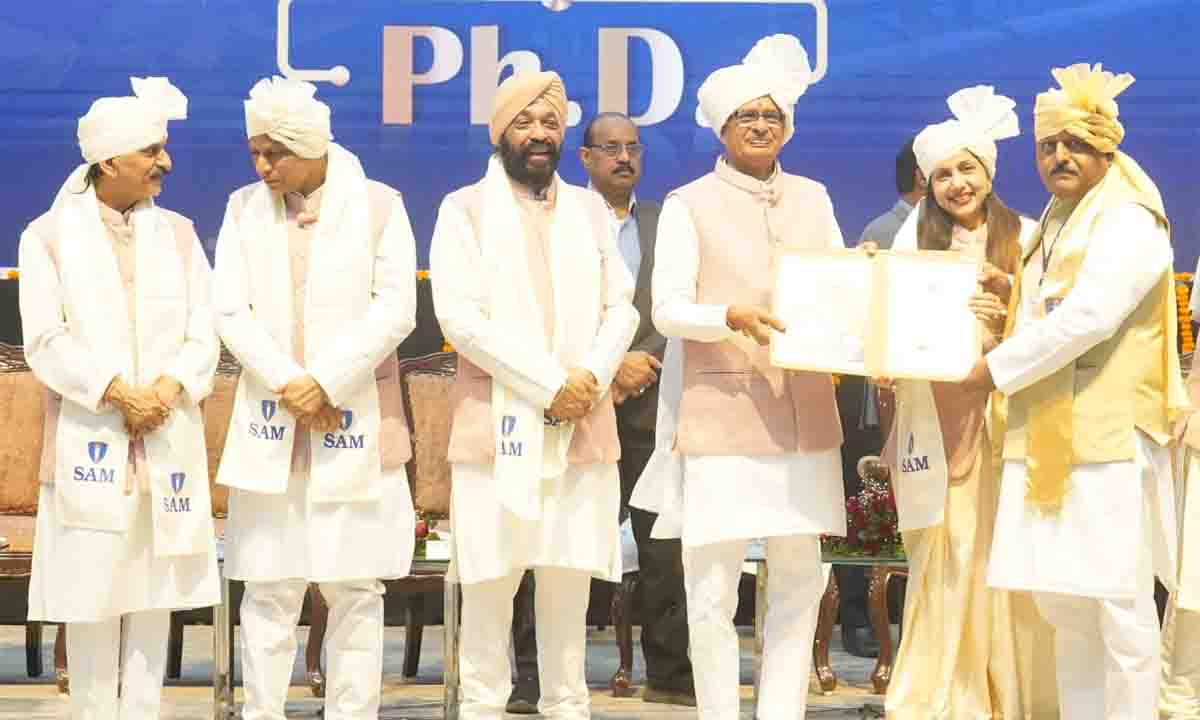 Betul Samachar: बैतूल फिर हुआ गौरवान्वित, केंद्रीय मंत्री शिवराज सिंह चौहान के हस्ते मिली मयंक भार्गव को पीएचडी की डिग्री