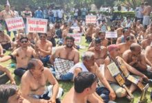 Farmers Protest: पूर्वी रिंग रोड और इंदौर-मनमाड़ रेल लाइन के विरोध में किसानों का अर्धनग्न प्रदर्शन, 44 गांवों की जमीन पर संकट