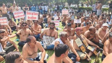Farmers Protest: पूर्वी रिंग रोड और इंदौर-मनमाड़ रेल लाइन के विरोध में किसानों का अर्धनग्न प्रदर्शन, 44 गांवों की जमीन पर संकट