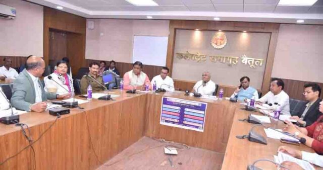 Betul News Today: मेंटेनेंस में भी बदहाल PMGSY सड़कें: बैठक में हेमंत खंडेलवाल हुए खफा, ठेकेदारों पर कार्रवाई के निर्देश