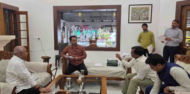 Betul Trenching Ground: बैतूल ट्रेंचिंग ग्राउंड पर सख्ती: कमिश्नर का निरीक्षण, ठेकेदार को 15 दिन में कचरा हटाने का अल्टीमेटम