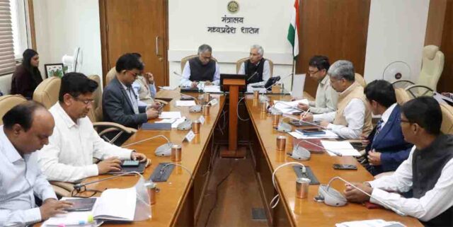 MP Railway Road Projects Review: रेलवे और सड़क परियोजनाओं को मिलेगी रफ्तार, भूमि अधिग्रहण में देरी नहीं, समय पर मिलेगा मुआवजा