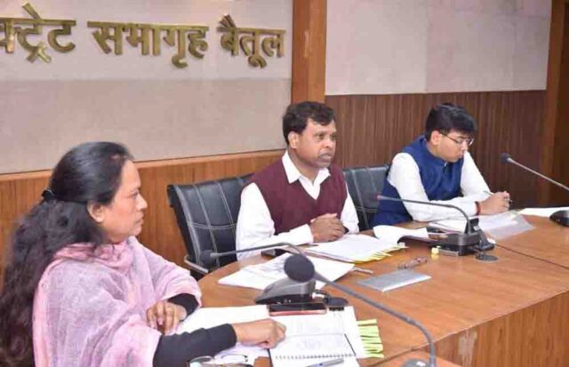 PM Shram Yogi Mandhan Yojana: प्रगति नहीं तो कार्रवाई, लेबर ऑफिसर का वेतन कटा, 4 अधिकारियों को अप्रसन्नता पत्र