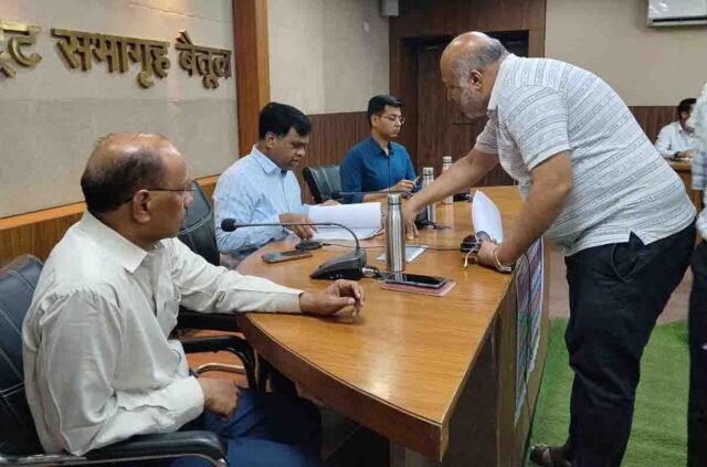 Betul Breaking News: कलेक्टर का बड़ा एक्शन: पटवारी निलंबित, रीडर की वेतन वृद्धि रुकी, जनसुनवाई में ताबड़तोड़ फैसले