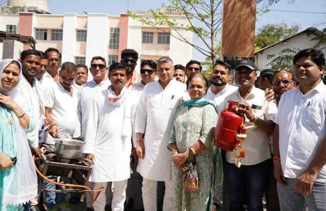 Betul Congress Protest Gas Crisis: बैतूल में महंगाई और गैस संकट को लेकर कांग्रेस का प्रदर्शन, खाली सिलेंडर के साथ सरकार पर साधा निशाना