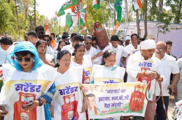 Betul Congress Protest Gas Crisis: बैतूल में महंगाई और गैस संकट को लेकर कांग्रेस का प्रदर्शन, खाली सिलेंडर के साथ सरकार पर साधा निशाना