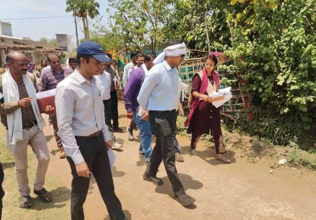 Betul Collector Inspection: गमछा बांध गांव में घूमे कलेक्टर, बच्चों के साथ फर्श पर बैठे, राशन दुकान में गड़बड़ी पर फ़ूड इंस्पेक्टर और प्रबंधक को नोटिस
