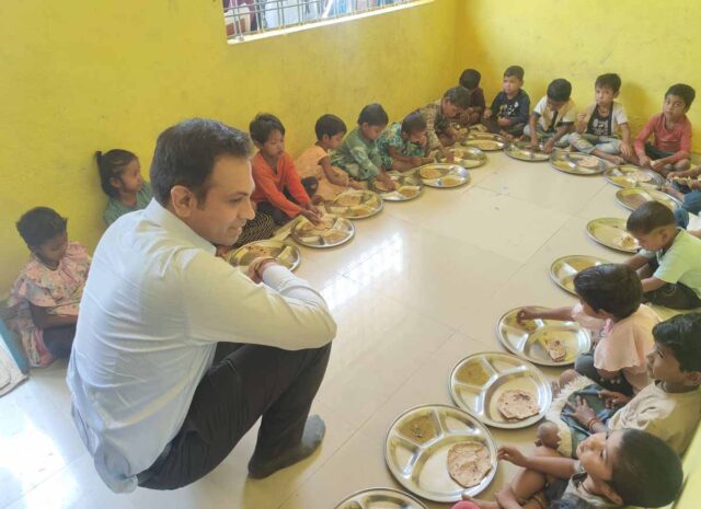 Betul Collector Inspection: गमछा बांध गांव में घूमे कलेक्टर, बच्चों के साथ फर्श पर बैठे, राशन दुकान में गड़बड़ी पर फ़ूड इंस्पेक्टर और प्रबंधक को नोटिस